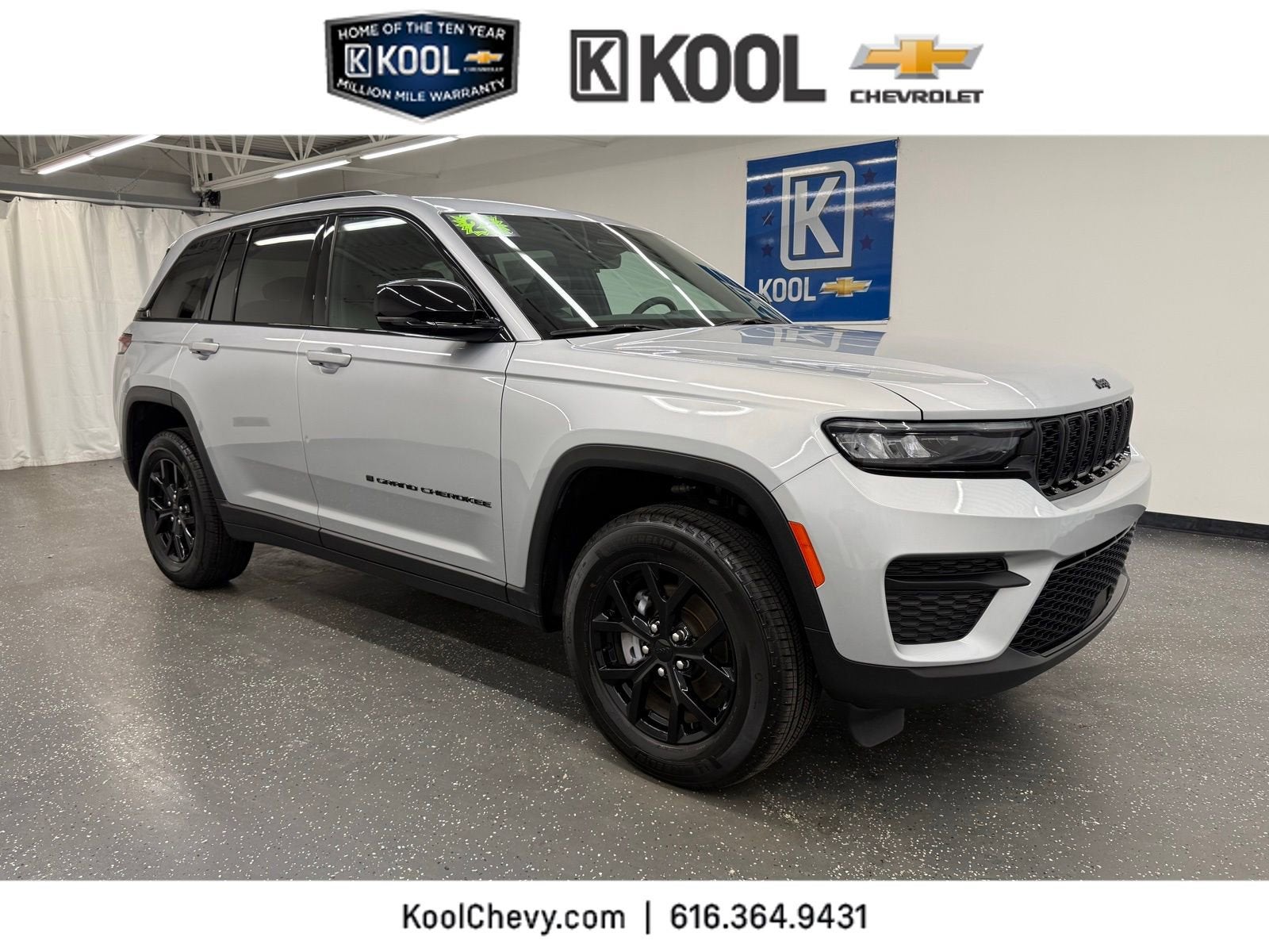 2025 Jeep Grand Cherokee Altitude in Silver — front three-quarter view